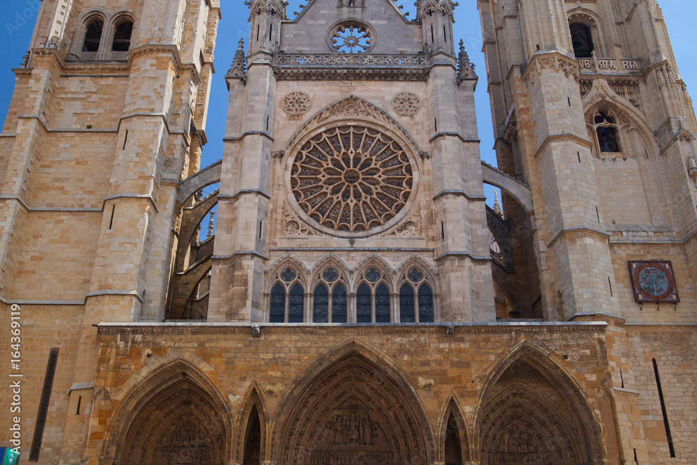 Obraz premium Santa María de Leon Cathedral in sunny day.Spain