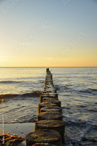 Wellenbrecher  Ostsee  Holz  Alt  See  Meer  Wellen  Sonne  Sonnenuntergang  Orange  Wasser  Erholung  Urlaub  Freiheit