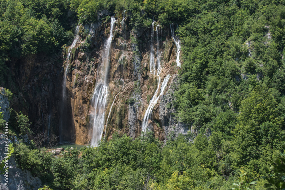 Paysage de lacs et chutes d'eau au parc national des lacs de Plitvice en Croatie