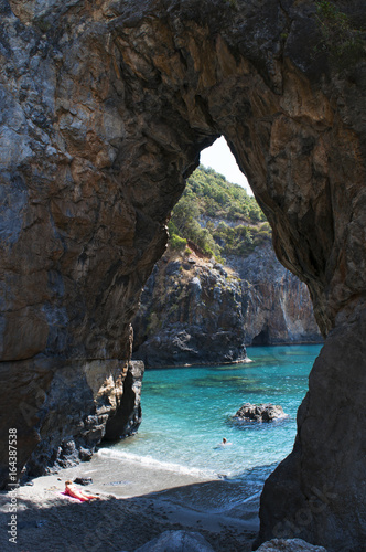 Calabria, Italia: la spiaggia dell'Arco Magno, una piccola baia nascosta con un arco naturale scavato dalle onde durante i secoli, vicino al paese di San Nicola Arcella