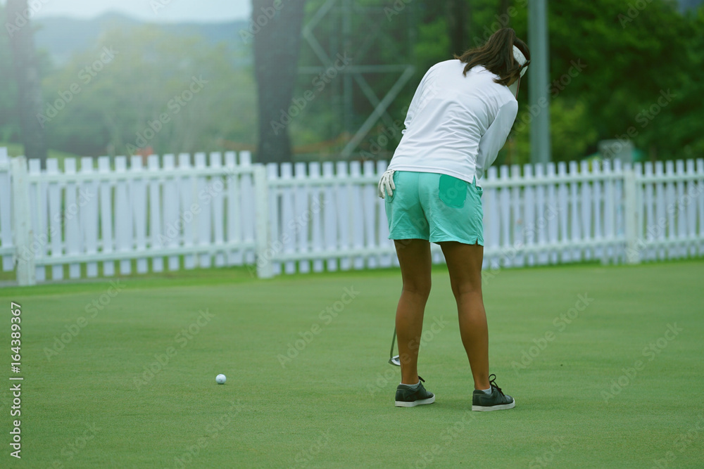 Obraz premium Woman golf is a sport requiring heat tolerance.