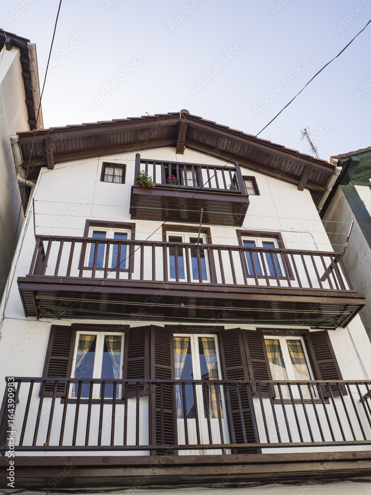 Paisaje urbano de Hondarribia en Guipuzcoa, con casas de colores típicas en España, en la primavera de 2017