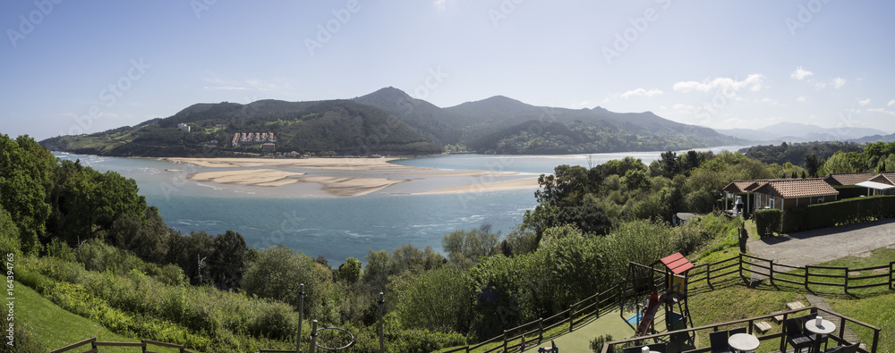 Vistas panorámica desde el Camping de Portuondo en Mundaka, pueblo de la  costa de Vizcaya en el País Vasco en España. Primavera de Abril de 2017  Photos | Adobe Stock