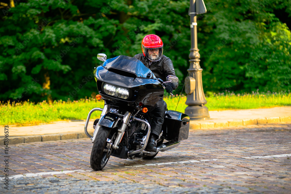 Fototapeta premium Rider na czarnym motocyklu custom