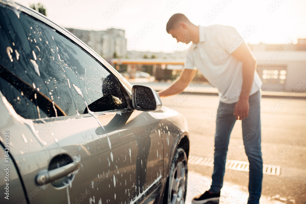 Washer rubbing vehicle with foam, car wash Washer rubbing vehicle with foam, car wash
