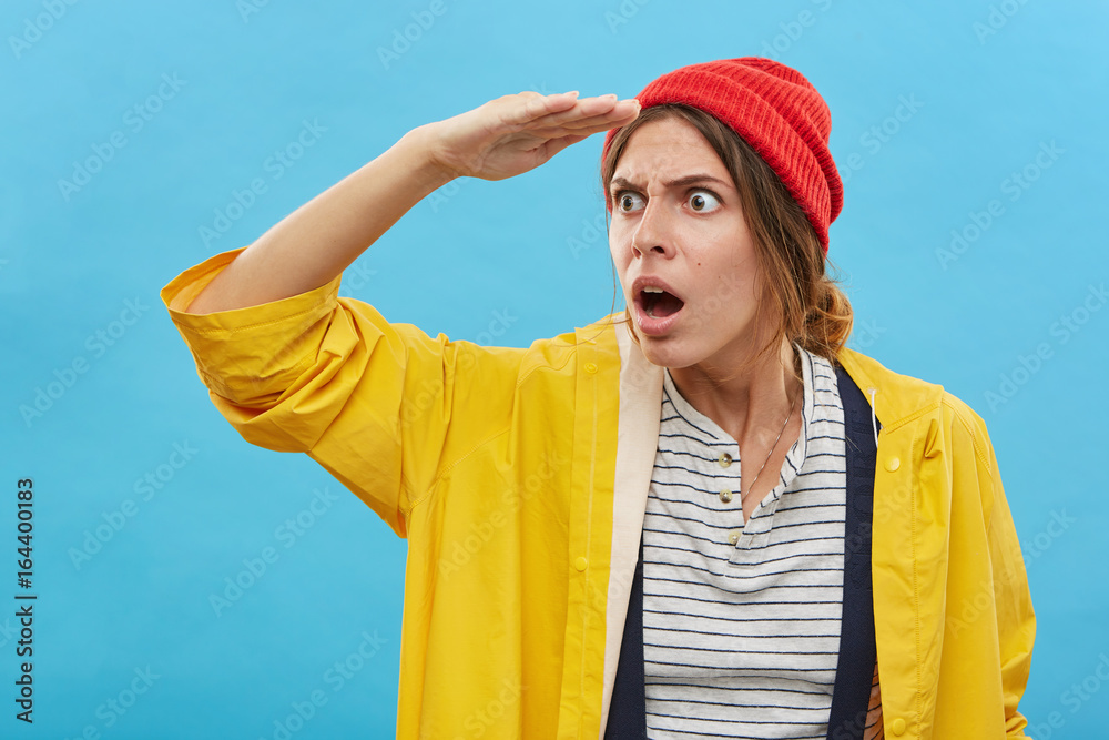Φωτογραφία Astonished or puzzled stylish European girl looking into distance keeping mouth wide opened, holding hand at forehead, her look expressing complete shock and disbelief