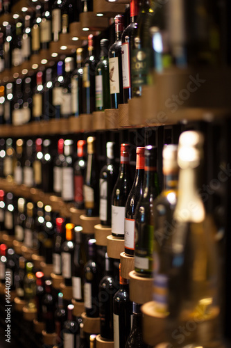Edles Weinregal, Weinkeller, Weinflaschen Ausstellung