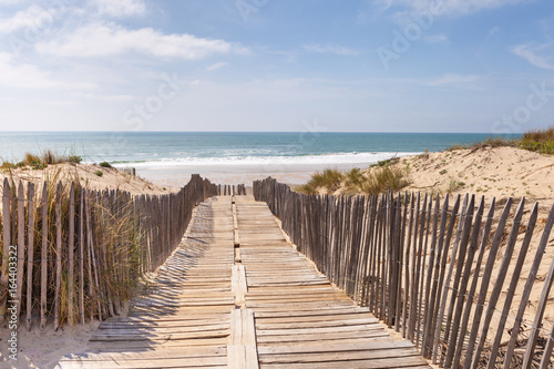 Holzweg, Weg auf Holzbrettern durch die Dünen zum Strand, Meer © S. Engels