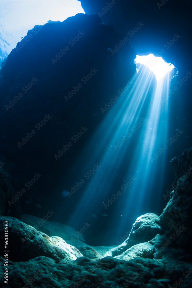 Obraz premium Sun Light into the Underwater Cave