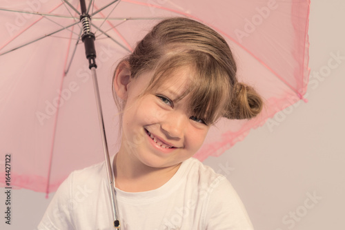 Fotografie jolie enfant et son ombrelle
