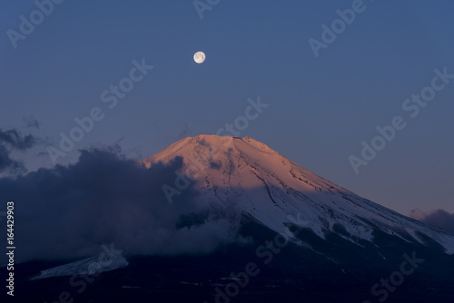 山中湖より満月の富士山 © san724