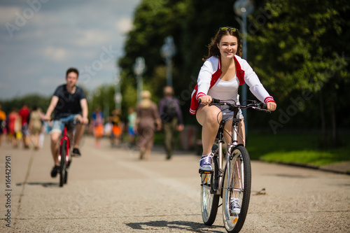 Obraz na płótnie Urban bicycle - teenage girl and boy cycling w salonie
