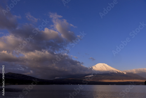 山中湖より満月の富士山