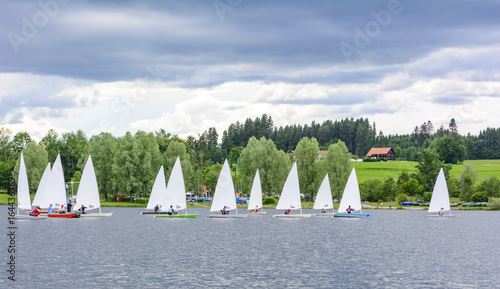 Segelregatta auf einem Binnensee