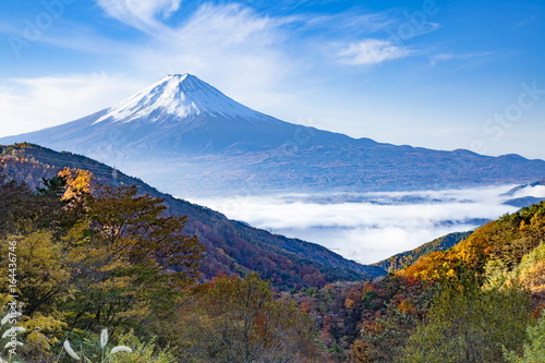 富士山と雲海と紅葉、山梨県御坂峠にて