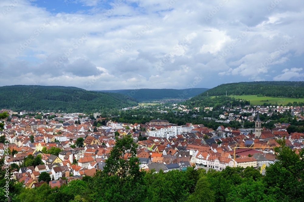 Blick auf die Stadt Tuttlingen in Süddeutschland von der Ruine Honberg