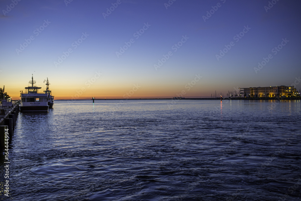 Hafen von Warnemünde an der Ostsee im Sonnenuntergang