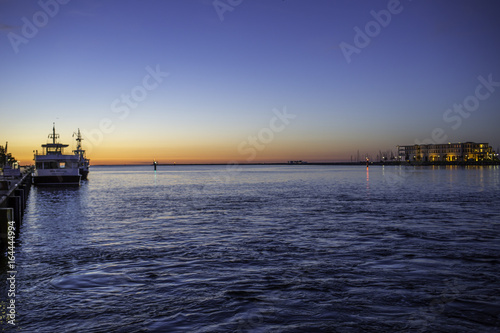 Hafen von Warnemünde an der Ostsee im Sonnenuntergang © parallel_dream