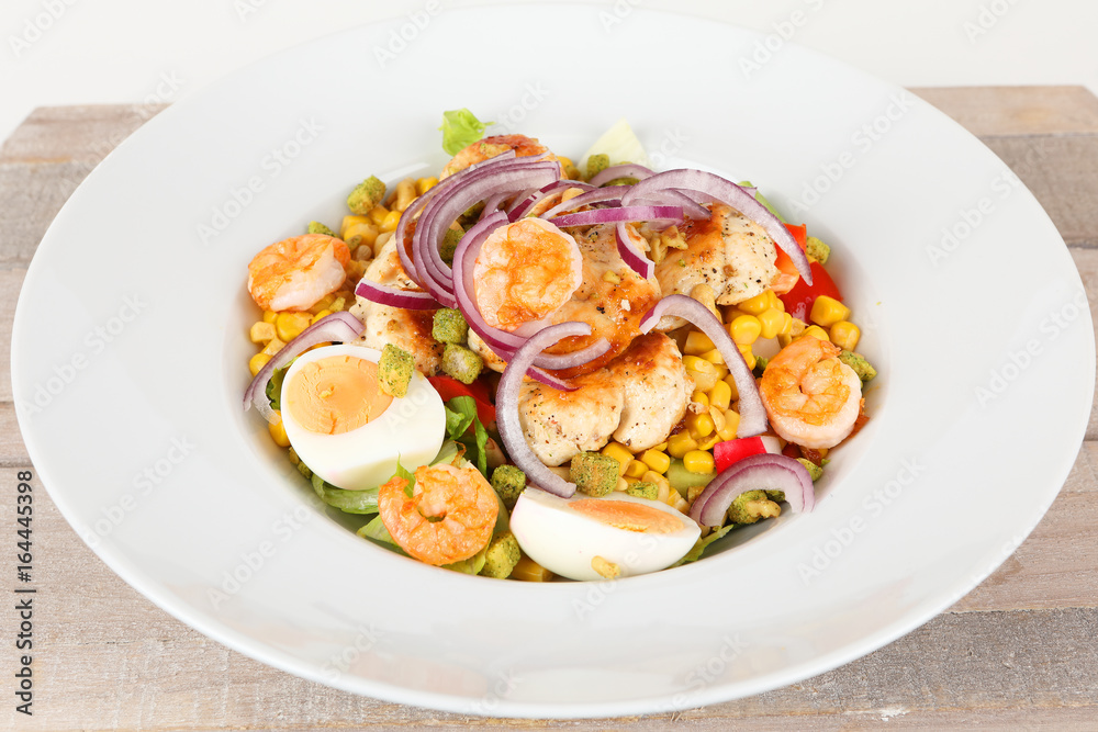 Salatteller mit Hähnchenfleisch Salatteller mit Hähnchenfleisch