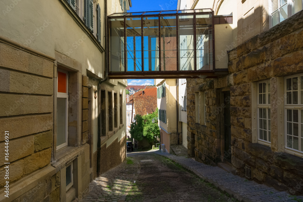 Moderner Durchgang zwischen zwei alten Häusern
