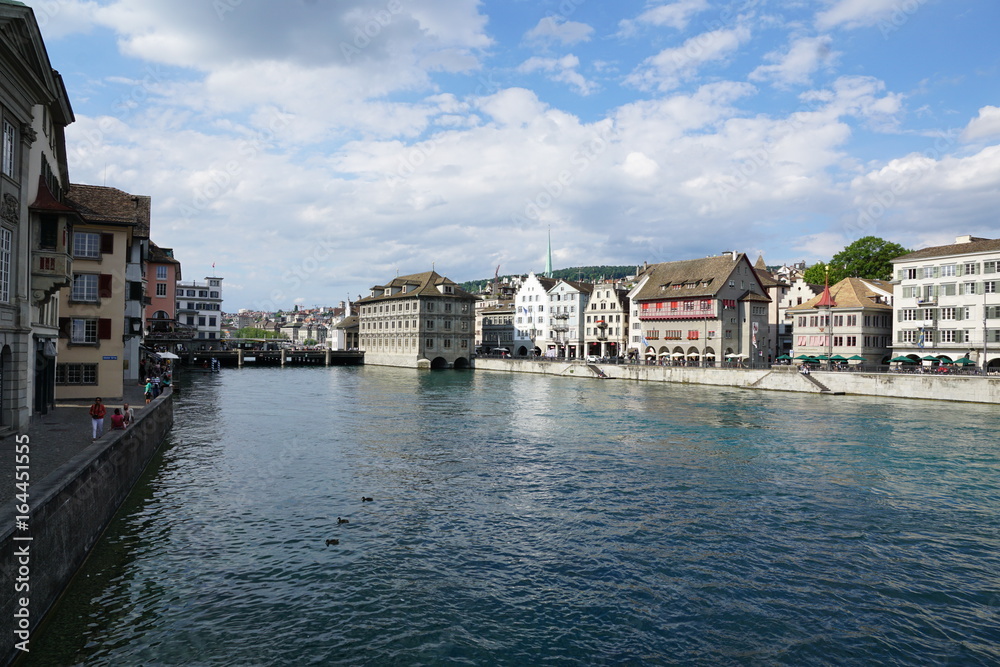Limmat fluss in Zürich von der Münsterbrücke mit dem Blick auf das Zunfthaus