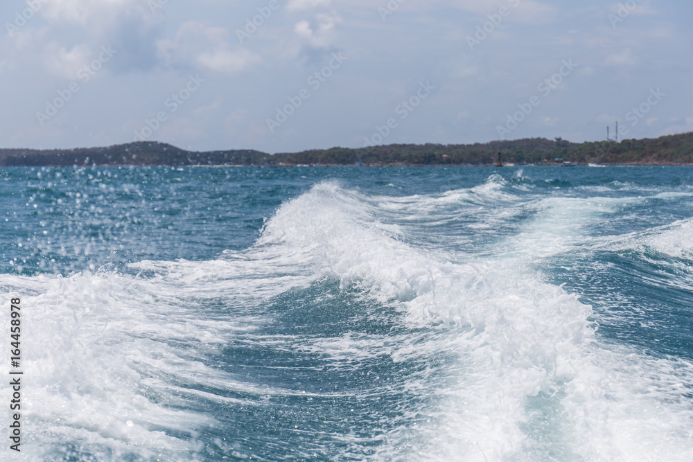 Obraz premium Sea waves caused by speedboats engine.