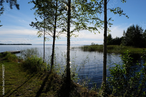 Paysage d'un lac finlandais sous le soleil de minuit photo