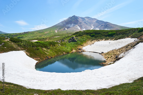 旭岳と雪の残る擂鉢池
 photo