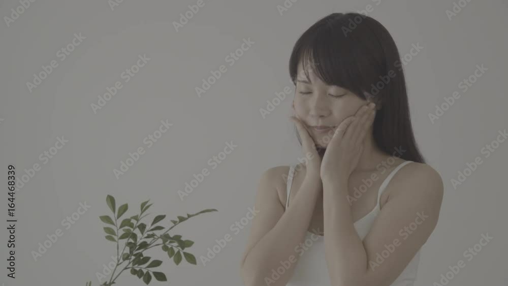 スキンケアをする女性、手を当てる、s-log2、4k、uhd、proress