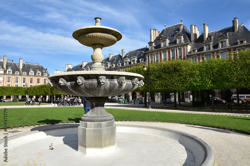 Fontaine à vasques place des Vosges dans le Marais à Paris, France