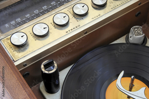 Φωτογραφία Vintage 1950 1960 hi-fi stereo radio console with lp record.