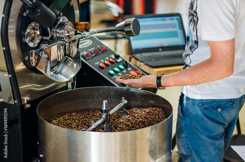 Fotografija The expert tests the coffee roasting machine