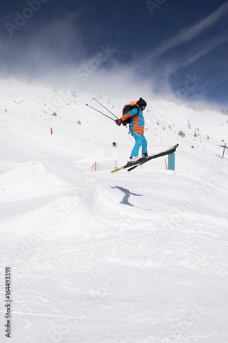 Salto de un esquiador en una estación de esquí