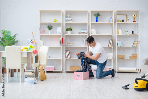 Tableau sur toile Man doing cleaning at home