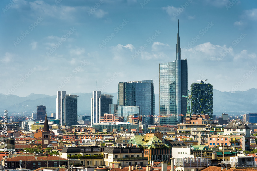 Naklejka premium Mediolan panoramę z nowoczesnymi drapaczami chmur