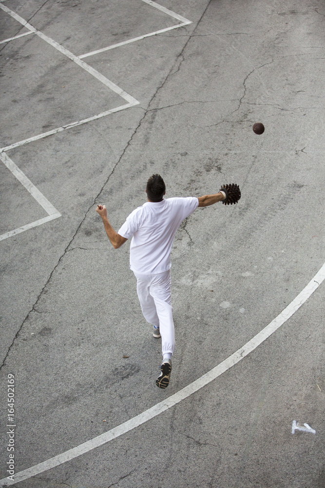 Gioco del pallone col bracciale Stock Photo | Adobe Stock