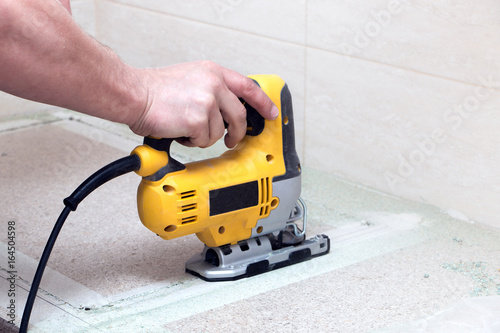 working with electric jigsaw