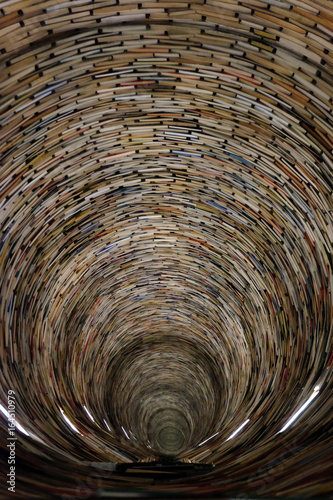 Tunel de libros photo