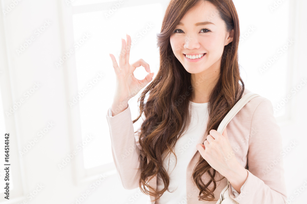 笑顔の女性　ビジネス　出発