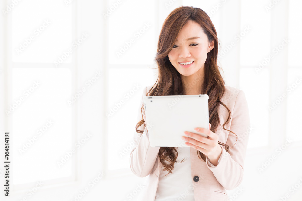 タブレットを見る女性 ビジネス タブレットを見る女性 ビジネス