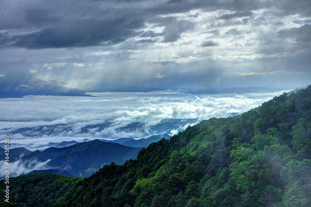 Fototapeta premium 美ヶ原高原からの雲海と天使のはしご