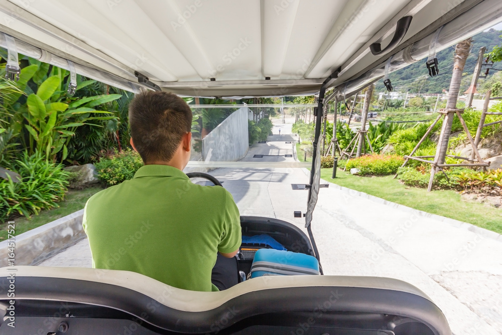 Obraz premium Travellers ride a buggy cart car In a hotel, Thailand