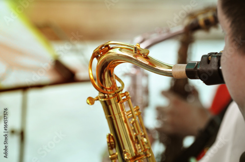 Canvas Print jazz musician playing the saxophone, closeup