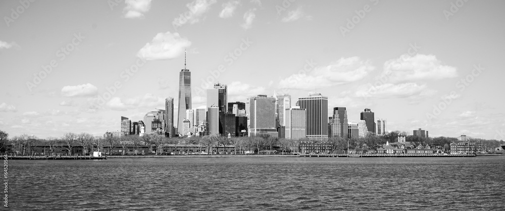Fototapeta premium Typical Manhattan New York Skyline - view from Hudson River