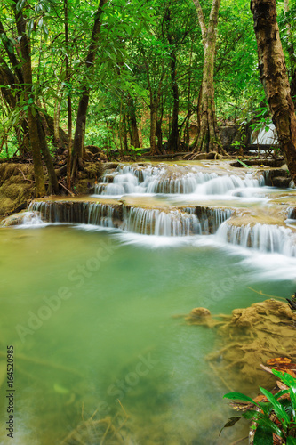 Fototapeta Naklejka Na Ścianę i Meble -  Level 7 of Huay Mae Kamin waterfall in Khuean Srinagarindra National Park, Kanchanaburi, Thailand