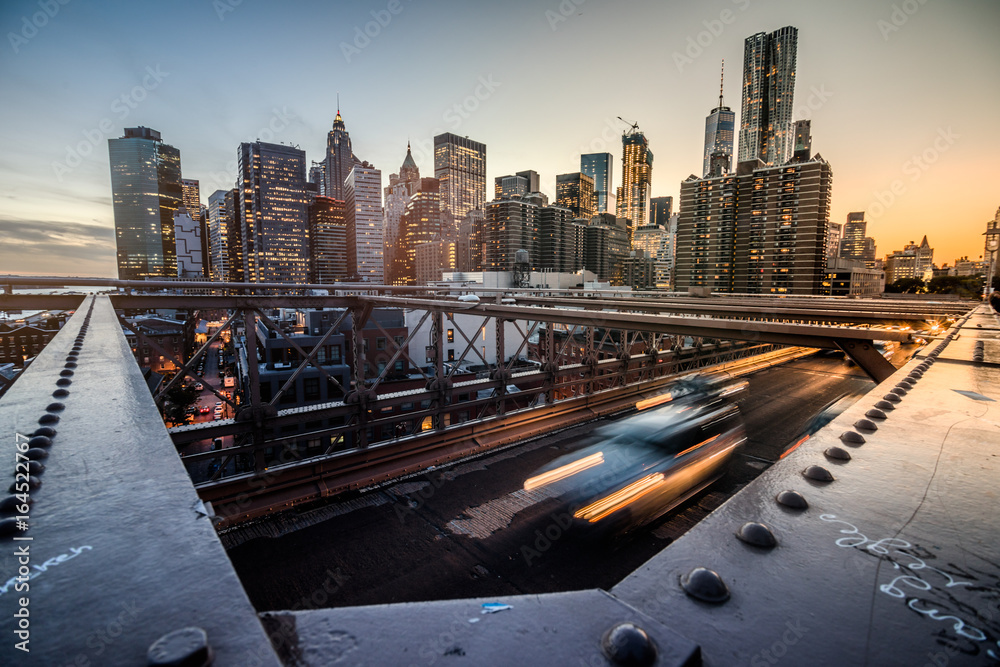 Fototapeta premium Manhattan szeroki kąt widzenia z Brooklyn Bridge podczas zachodu słońca