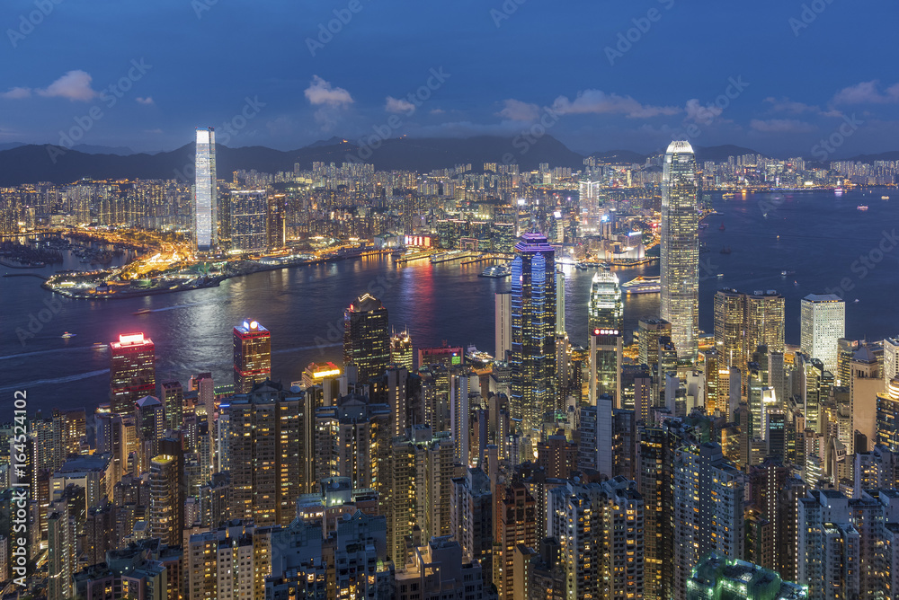 Fototapeta premium Port Victoria w Hongkongu o zmierzchu