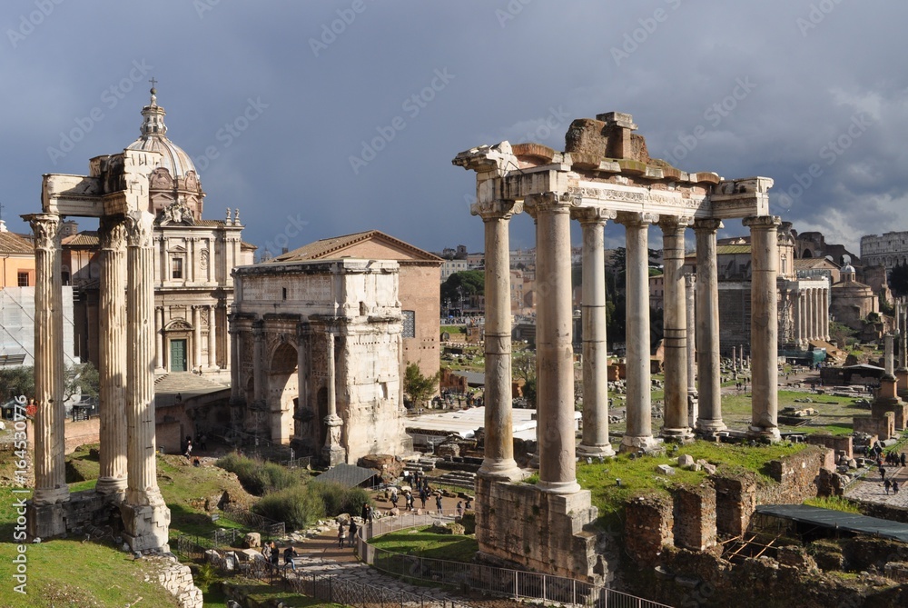 Forum Romain (temple de Saturne et Arc de Settimio Severo, Rome, Italie