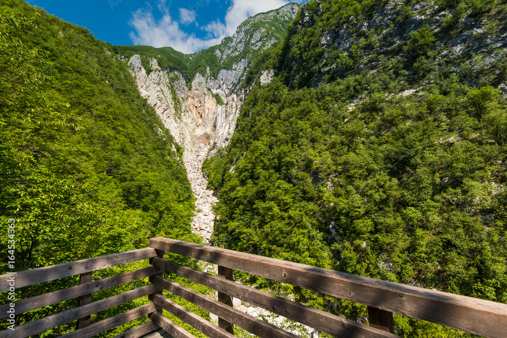 Fototapeta premium Wooden deck overlooking Boka waterfall in Slovenia