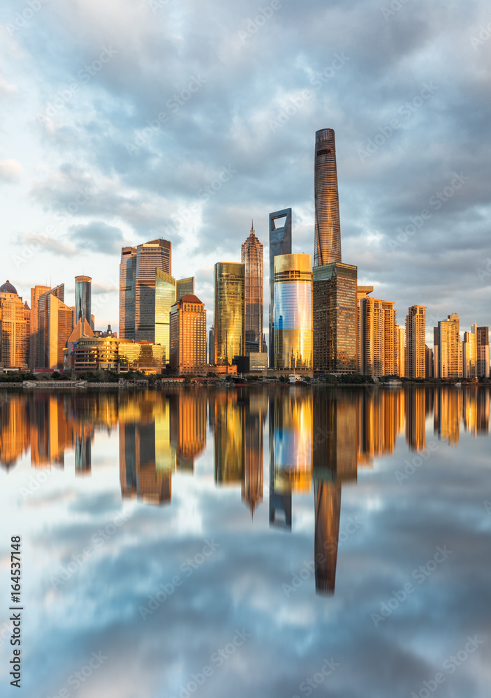 Obraz premium Shanghai skyline,landmarks of Shanghai with Huangpu river at sunrise/sunset in China.